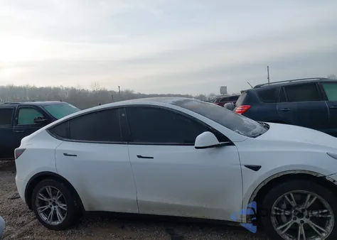 2022 Tesla Model Y Long Range Dual Motor All-Wheel Drive z USA, uszkodzony, nr VIN 7SAYGDEE2NF438122